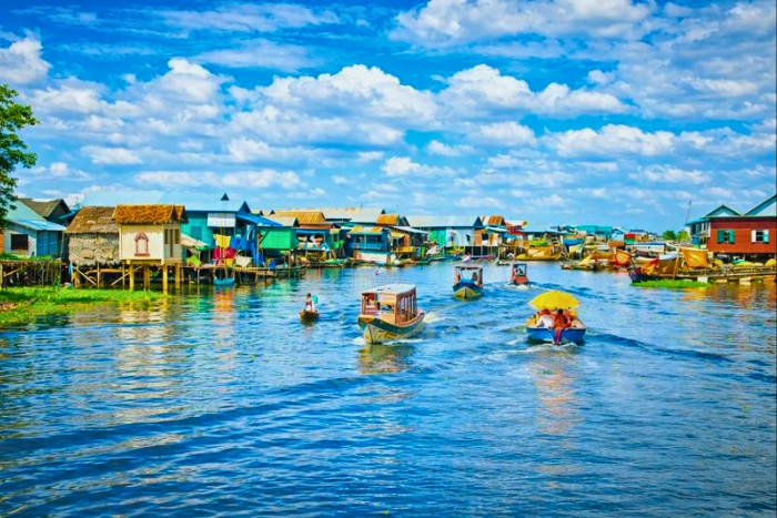 Daily life on the water in the floating villages of Tonlé Sap