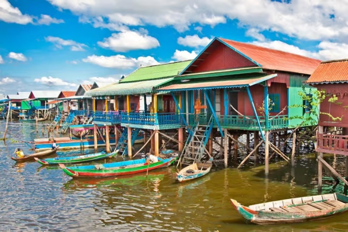 Tonle Sap Lake, one of the must-see during a budget trip to Cambodia