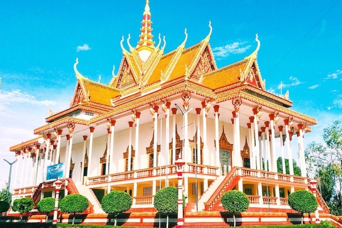 Wat Sorsor Mouy Roy, also called the 100 Column Pagoda