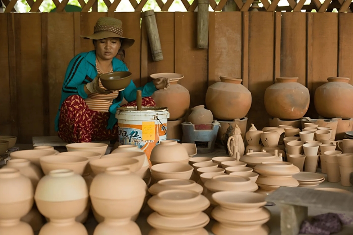 Exploring Traditional Crafts: Ondong Rossey Pottery in Kampong Chhnang