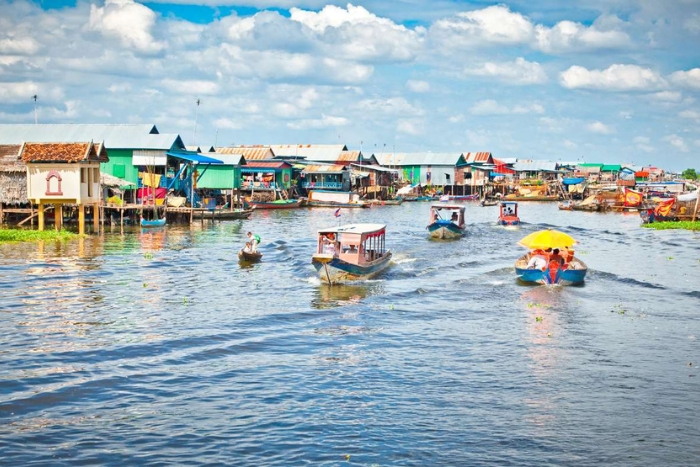 Discovering the floating villages during a cruise on the Tonlé Sap