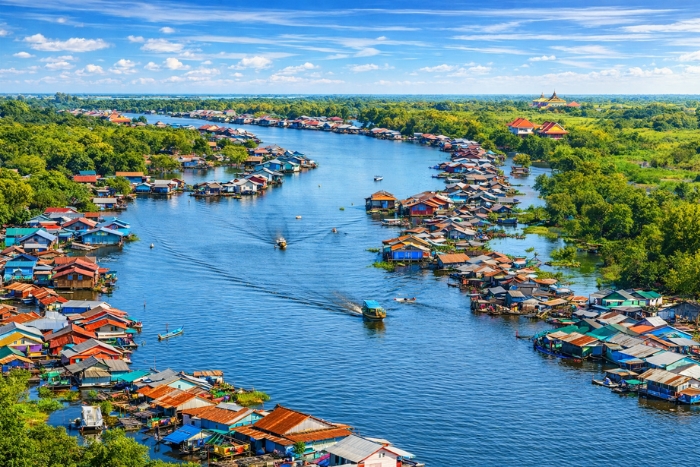 Experience on Tonlé Sap: Navigating among floating houses in Northwest Cambodia