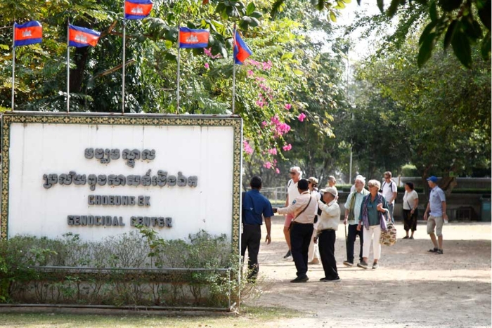 Take a trip to Killing Fields of Choeung Ek