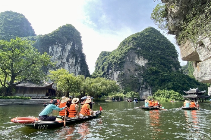 Boat ride to discover Trang An, Ninh Binh 