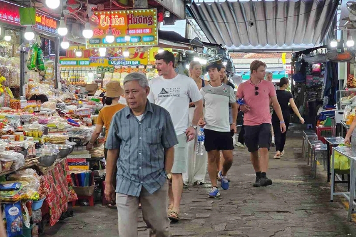 Go shopping at Dong Ba market 