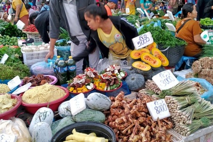 Discover local markets in Laos