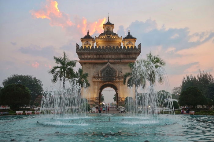 Visit central Laos with kids and admire Patuxay&lrm; Monument