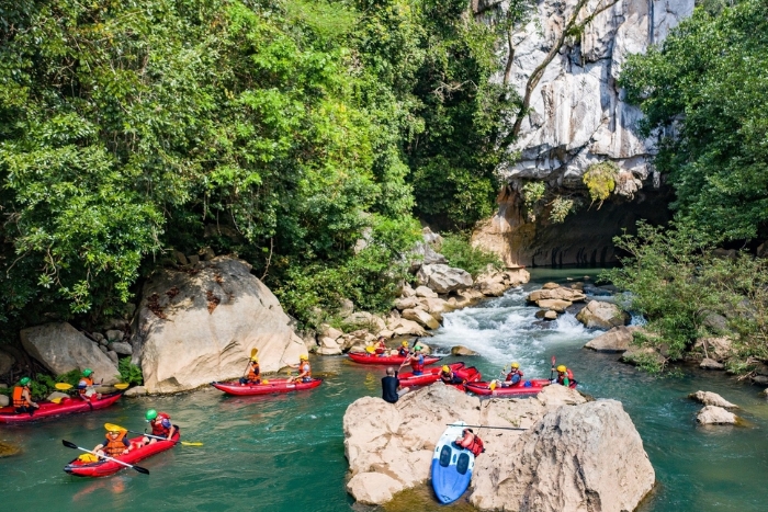 Kong Lor Cave, a destination for your central Laos family travel