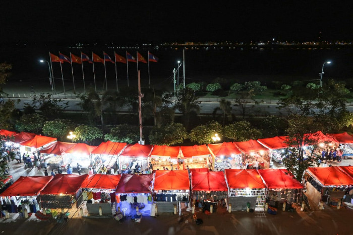  Vientiane Night Market, the Perfect Spot for Souvenirs and Street Eats