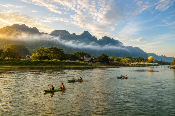 Gliding along the Nam Song between mountains and cliffs