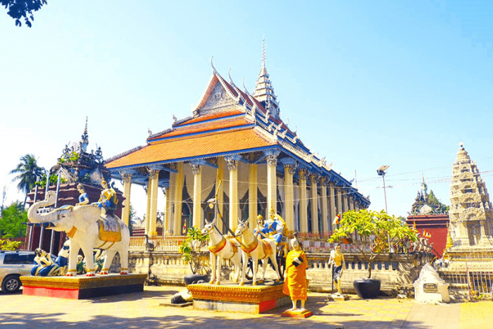 Visit Damrei Sor Pagoda - one of the most beautiful pagodas in Cambodia