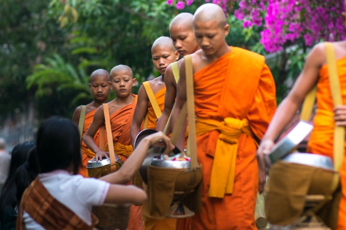 Tak Bat ceremony - What to see in Luang Prabang?