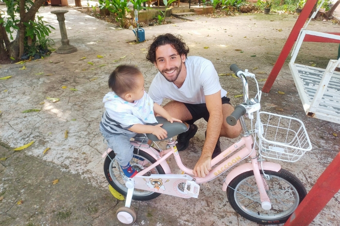 An adorable moment at Erawan Guesthouse