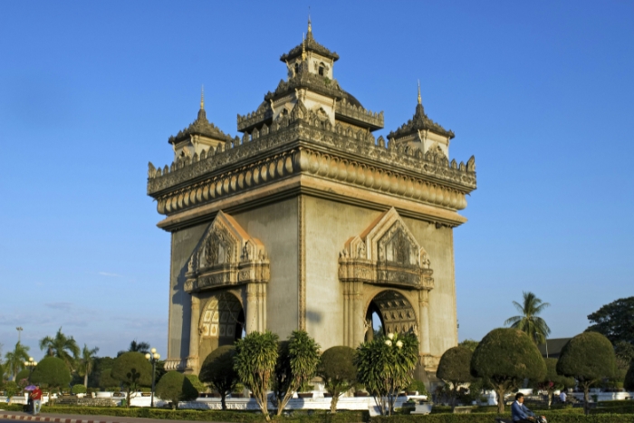 Discover Patuxai, an essential symbol for 21 days in Laos