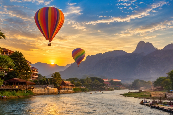 What to do in Laos in 2 weeks ? Admire Vang Vieng from a hot air balloon at sunrise
