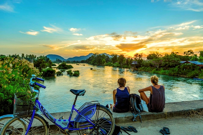 Under the Lao sun in January, traveling differently and on a small budget