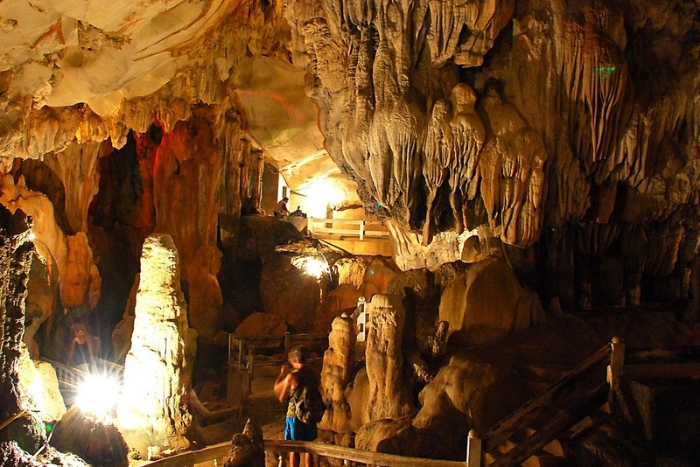 Tham Jang in the rain, an underground adventure in the heart of nature