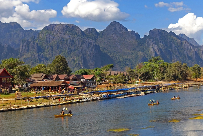 Kayak on the Nam Song River, an unforgettable experience along the water's edge