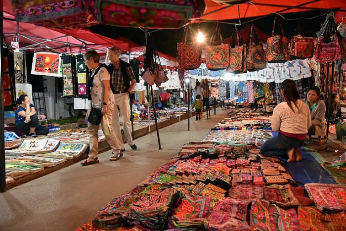 Shopping in Vientiane Night Market 