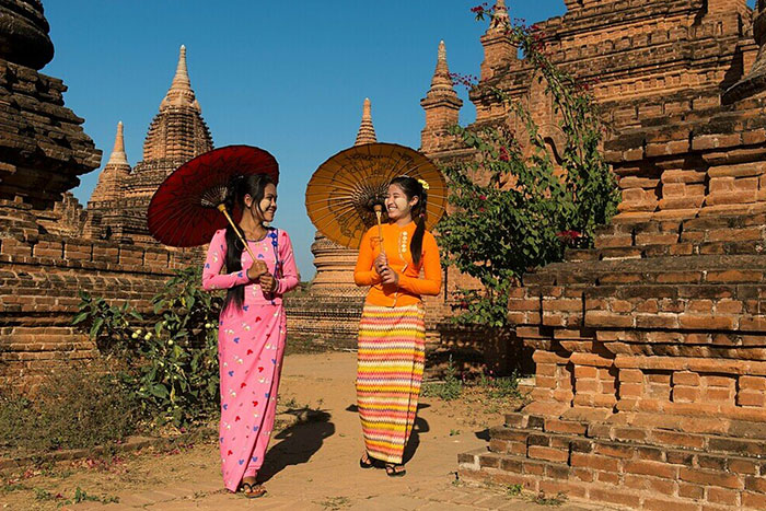 How to dress when visiting temples in Bagan?