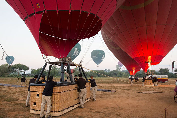 Preparation for a hot air balloon ride