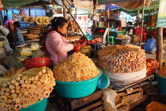 Local food at Mani Sithu market