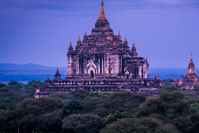 Sunset at Thatbyinnyu Temple