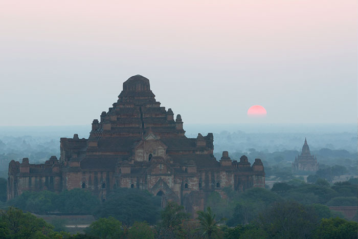 Sunrise in Dhammayangyi Temple