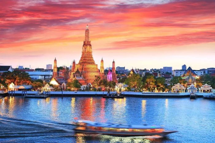 What to do in Thailand in 12 days? Cruise on the Chao Phraya River