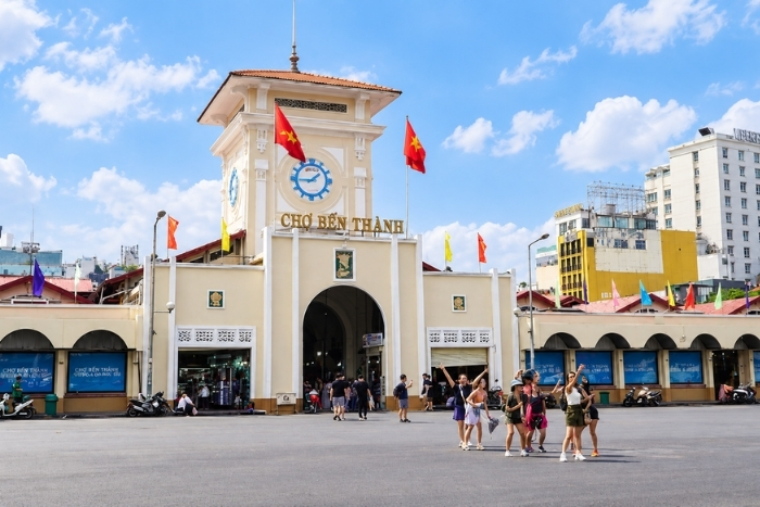 Strolling among souvenir stalls at Ben Thanh Market