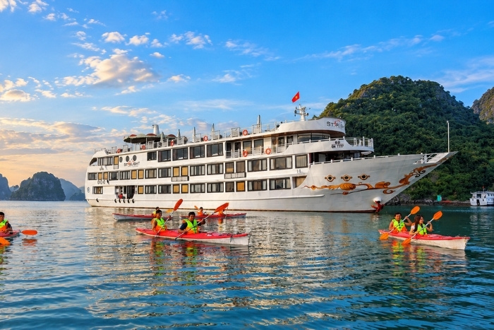Kayaking experience in Halong Bay
