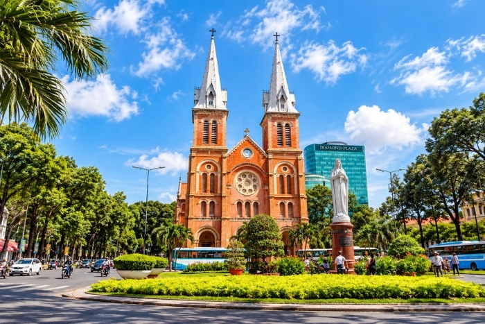 What to do in Thailand Vietnam in 14 days ? A walk around Saigon Notre-Dame Cathedral