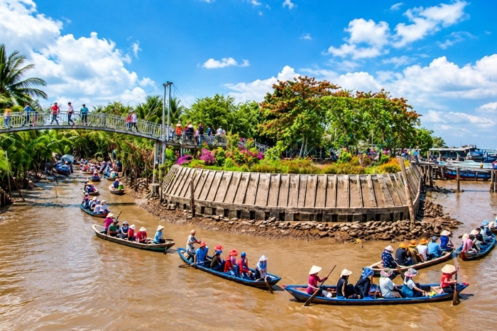 Sampan ride through the Thoi Son canals