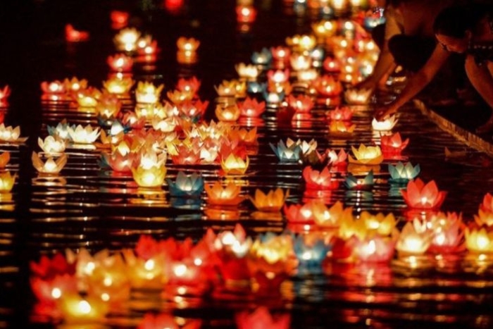 Experience releasing floating lanterns on the Hoai River