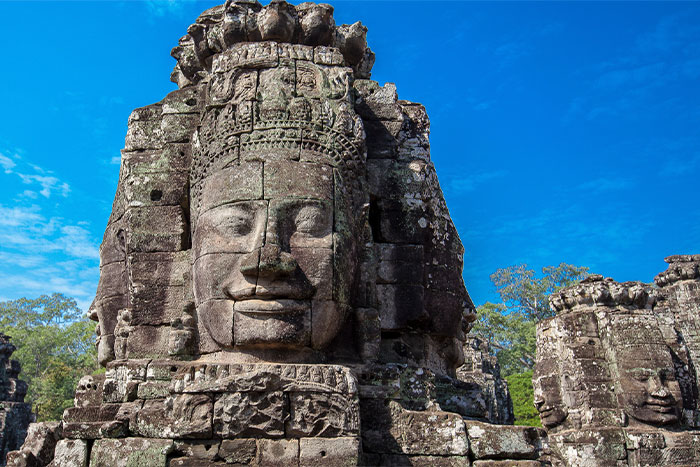  Admire delicate architecture of Banteay Srei 