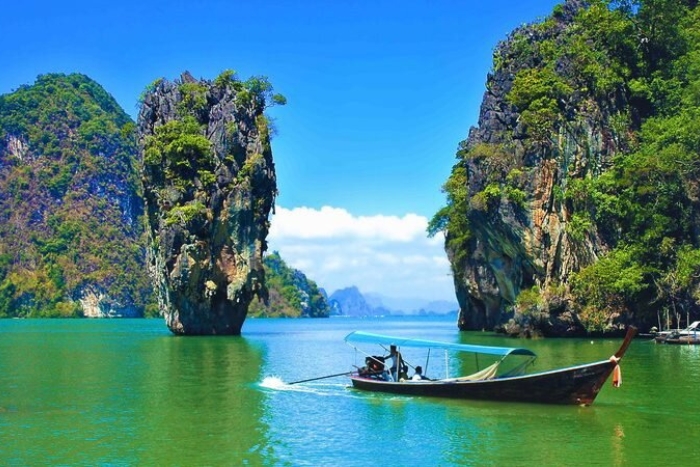 Discovering the wonders of the bay by longtail boat