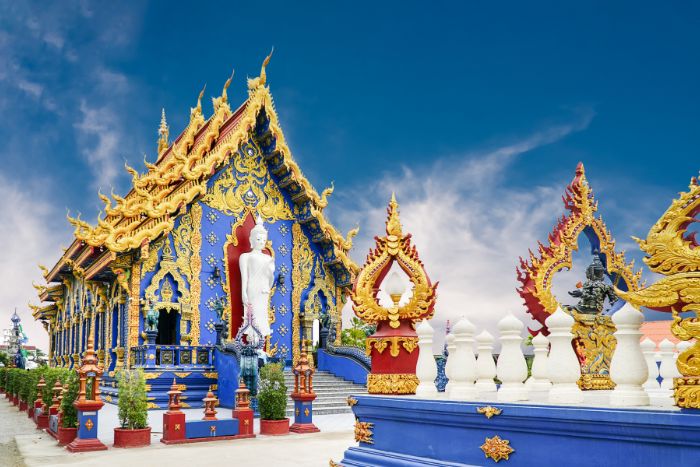 A must-see during your Thailand itinerary 3 weeks: Blue Temple Wat Rong Suea Ten in Chiang Rai.