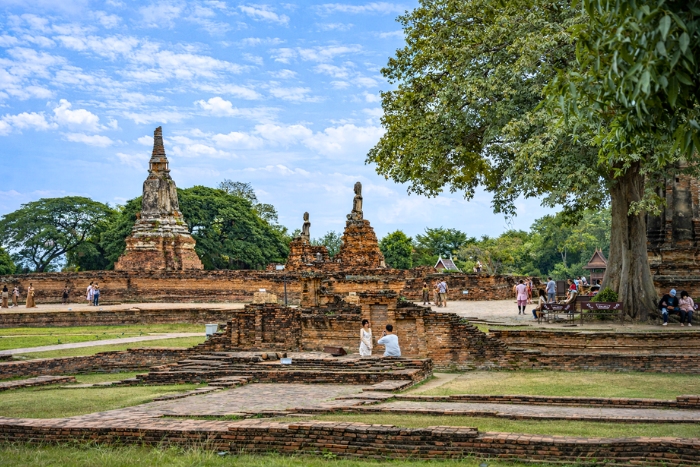 Visit Wat Mahathat between history and mystical atmosphere