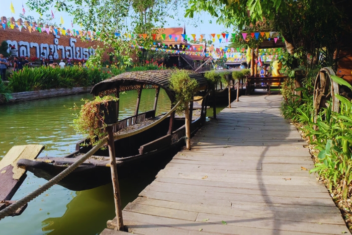 Visit the Ayutthaya Floating Market