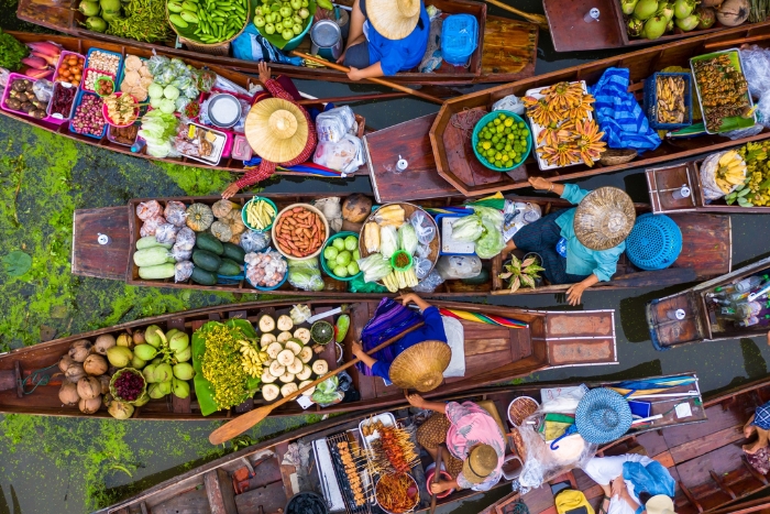 Visit the Damnoen Saduak floating market