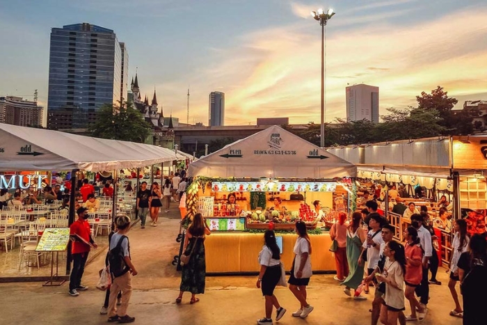 Explore the night markets in Bangkok