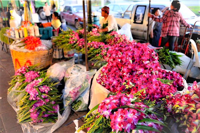 The vibrant atmosphere of Pak Khlong Talat Flower Market in Bangkok