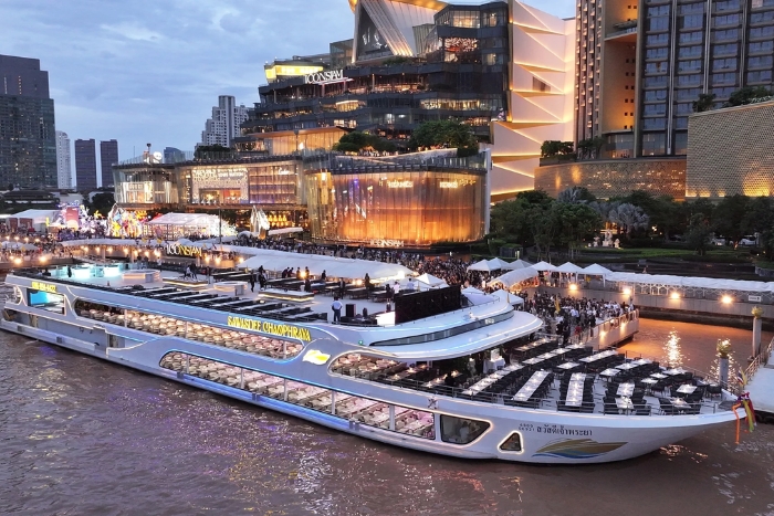 Chao Phraya dinner cruise in Bangkok in April