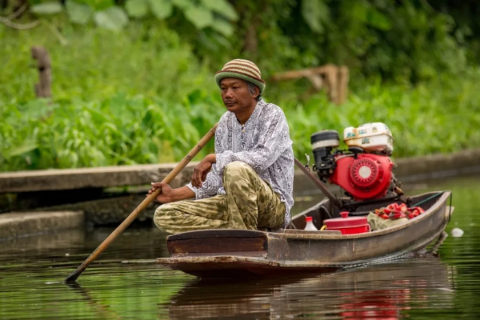 Visiting Bangkok by boat, you can dive into local daily life