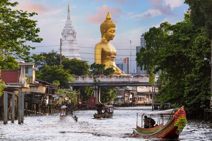 Wat Paknam Phasi Charoen from afar