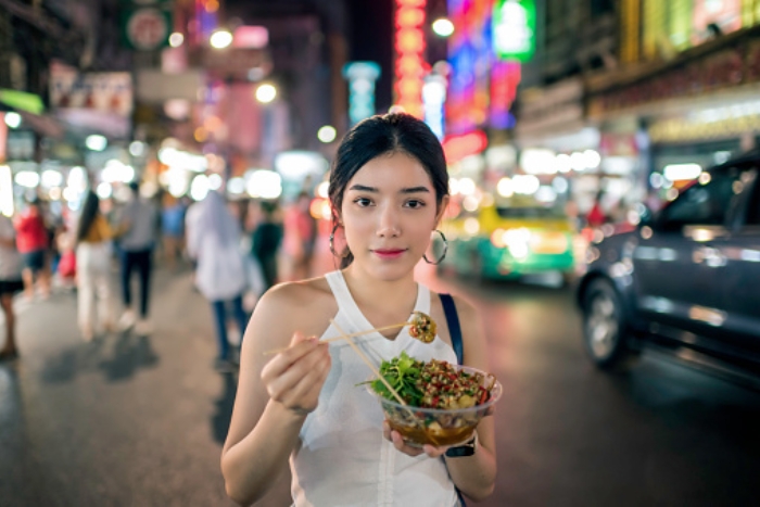 What to eat in Chinatown Bangkok? You’ll find delicious dishes on every corner!