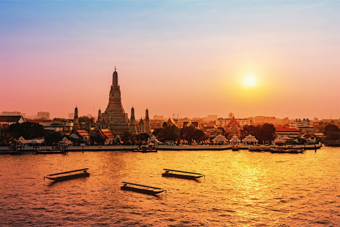 Sunset views at Wat Arun temple