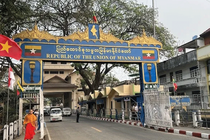 Cross the border to Myanmar (Tachileik)