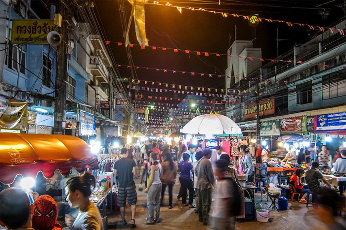 Explore the night market in Chiang Rai