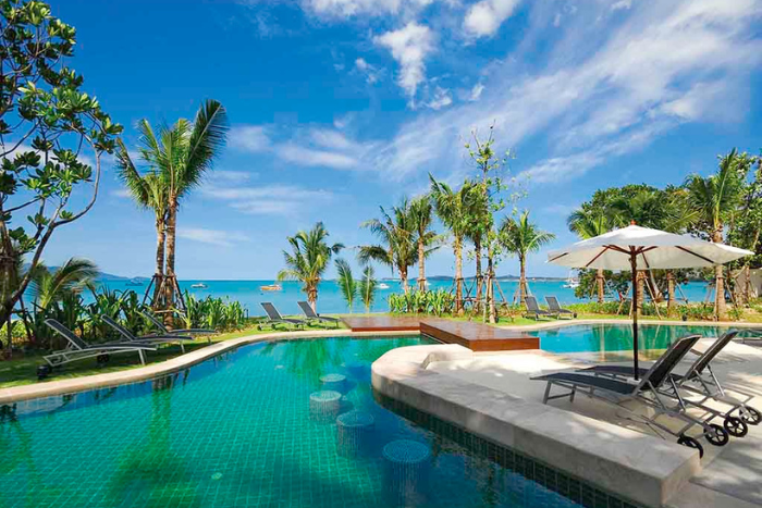The swimming pool of the 3-star Ibis Samui Bophut hotel with a magnificent sea view
